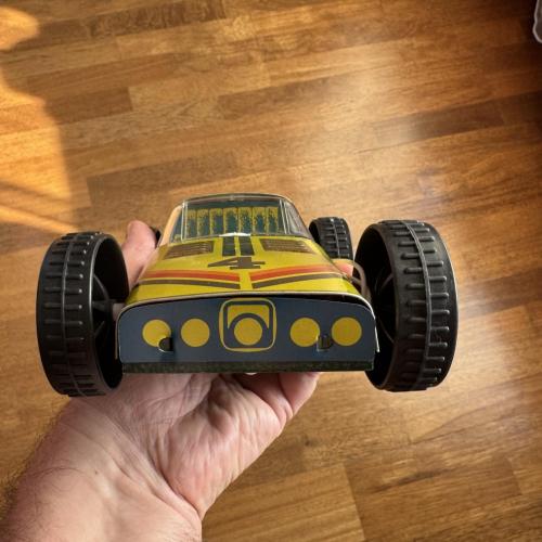 Продаю винтажную игрушечную машинку “Made in Estonia” (80–90-е гг.)